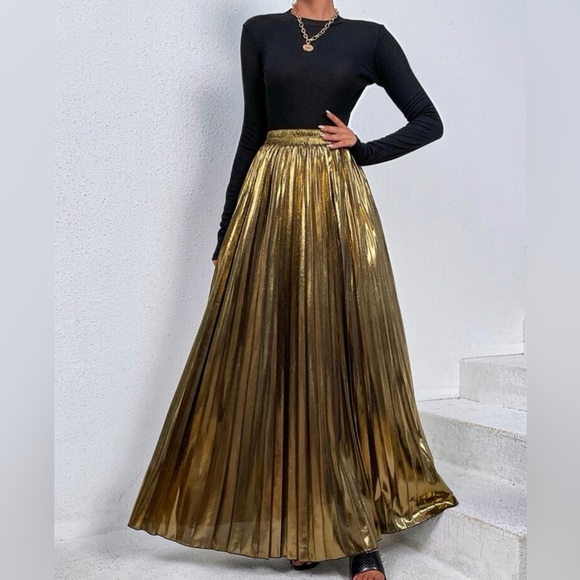 Gold Metallic Pleated Elastic Waist Maxi Skirt - Picture 2 of 3